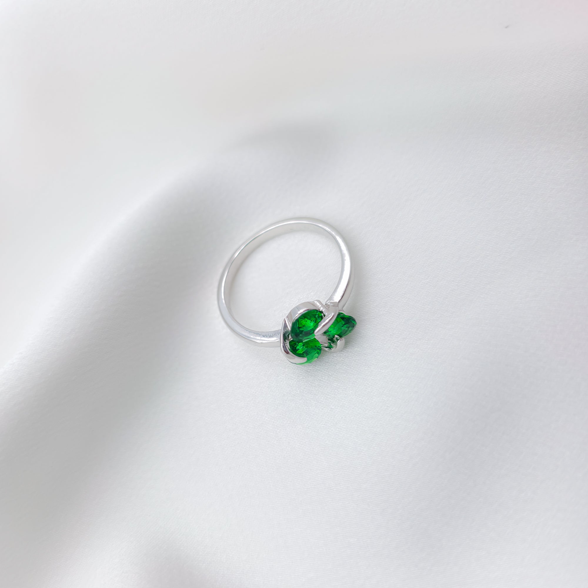 Elegant 925 Sterling Silver Green Stone Cluster Ring