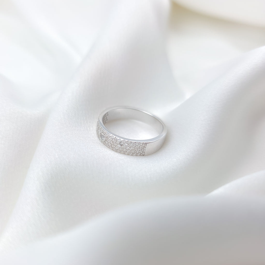 925 Sterling Silver Pavé Heart Band Ring